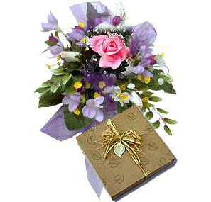 Envio y venta de flores ,rosas, plantas,arreglos florales ,regalos y desayunos a domicilio con delivery gratis en la Ciudad Autonoma de Buenos Aires y con costo de env�o en localidades del Gran Buenos Aires asi como delivery de flores y plantas a trav�s de florerias asociadas en todas las provincias de la Argentina, Buenos Aires, la Pampa, Tucuman, La Rioja, R�o Negro, Entre Rios, Corrientes, Misiones, Neuquen, Chubut, Tierra del Fuego, Santa Cruz, San Luis, Mendoza, Cordoba, Jujuy, Formosa, Santiago del Estero, Salta, Chaco, Catamarca ,San Juan, y ademas realizamos el delivery de flores ,coronas,palmas , plantas y regalos a todas las ciudades de Argentina, Mar del Plata, C�rdoba, Buenos Aires, con cargo en Santa Rosa, La Plata, Bella Vista, Neuquen, Pilar, Paran�, Posadas, Resistencia, Cipolleti y mas de 300 ciudades y localidades en todo el territorio de nuestro pa�s, asi como tambien tenemos la posibilidad de enviar flores a casi todo el mundo en cuestion de horas